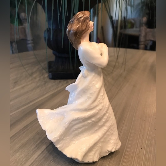 ROYAL DOULTON "FORGET-ME-NOT" PORCELAIN FIGURINE HN3388 ENGLAND. - Picture 3 of 5